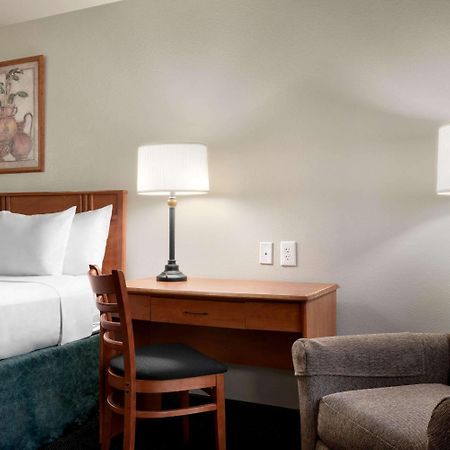 Travelodge By Wyndham Clinton Valley West Court Extérieur photo
