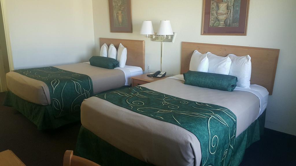 Travelodge By Wyndham Clinton Valley West Court Extérieur photo