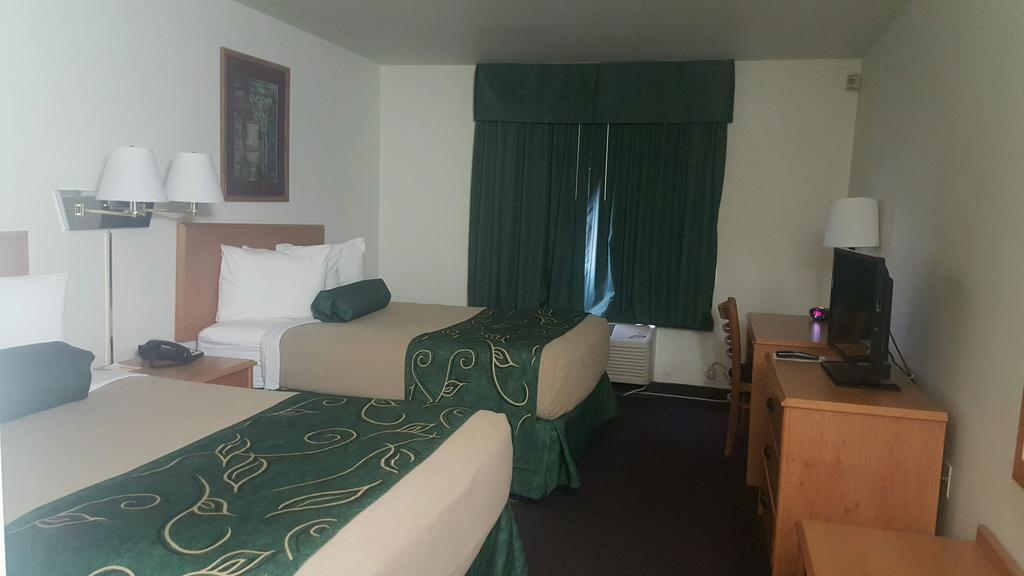 Travelodge By Wyndham Clinton Valley West Court Extérieur photo